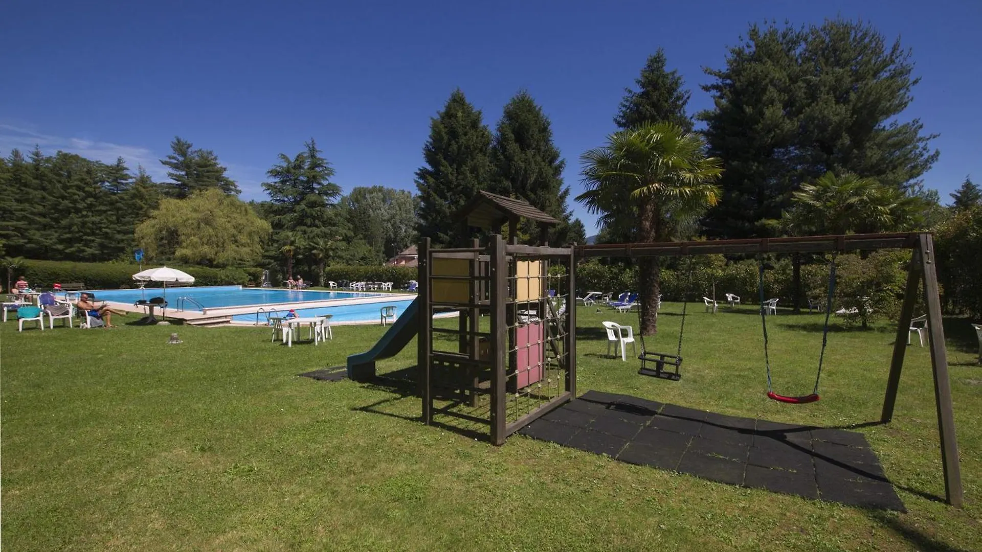 Rododendro Rosso - Happy Rentals Ispra Italy