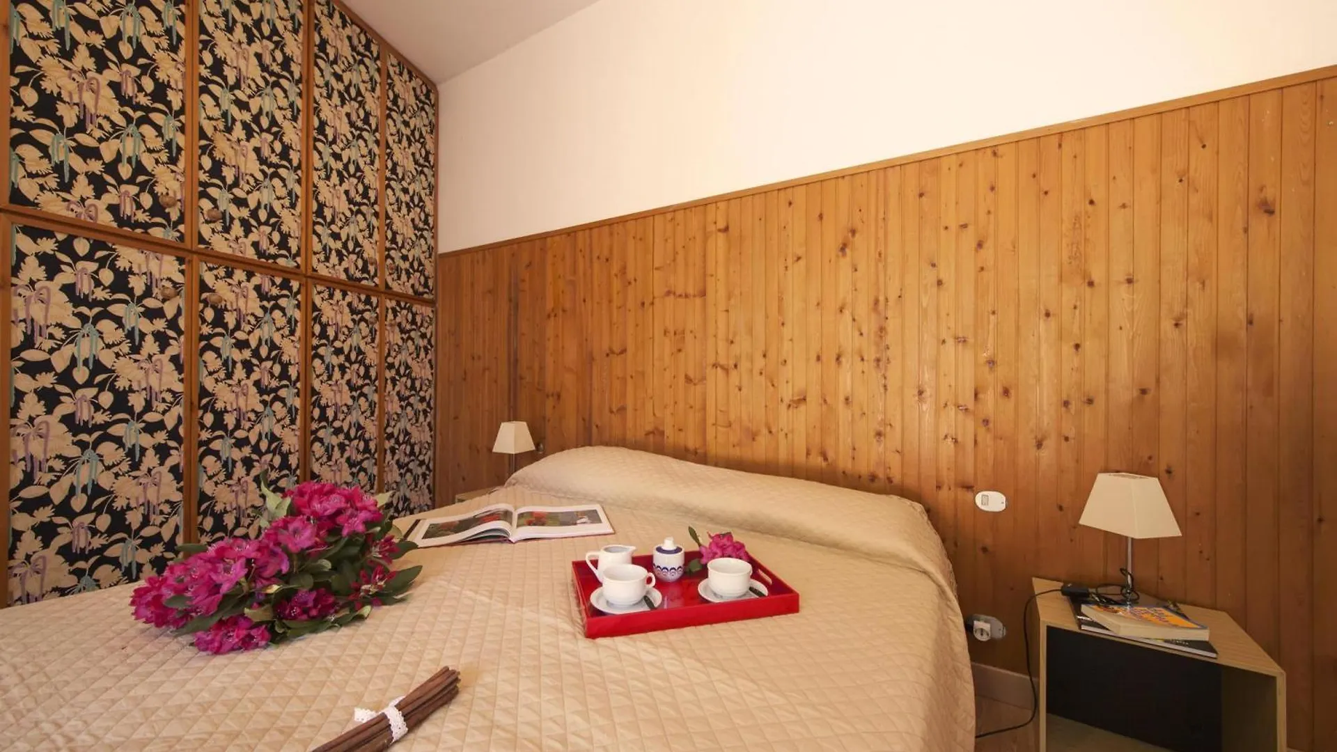 Rododendro Rosso - Happy Rentals Ispra Italy