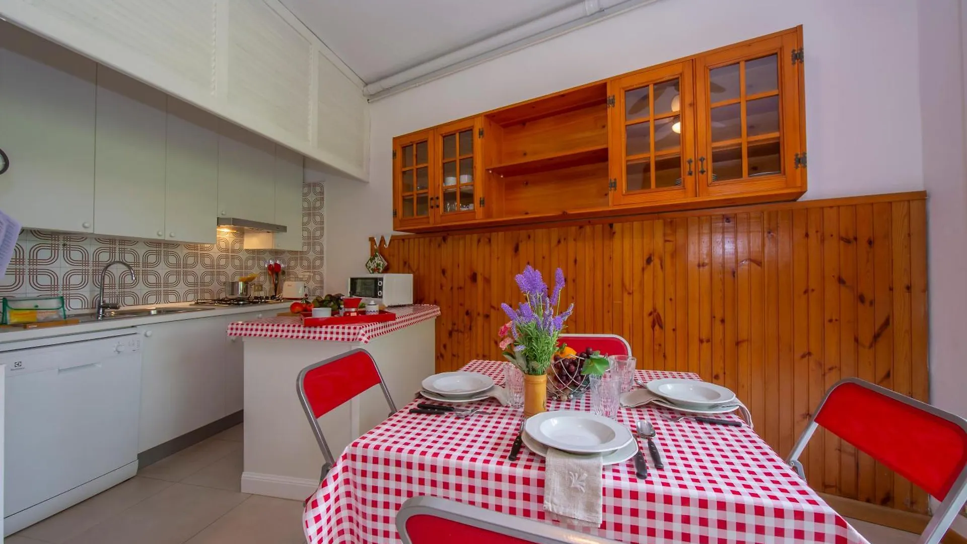 Rododendro Rosso - Happy Rentals Ispra Italy