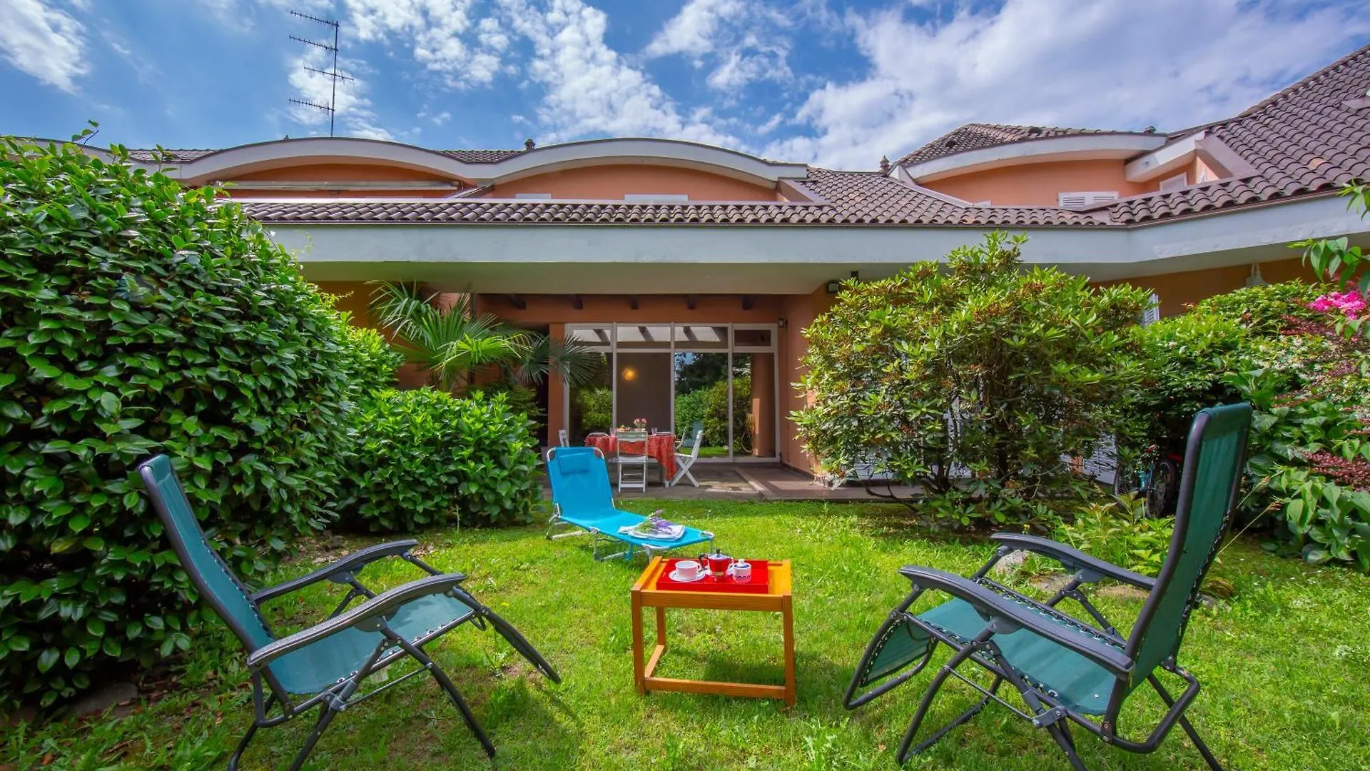 Rododendro Rosso - Happy Rentals Ispra Apartment