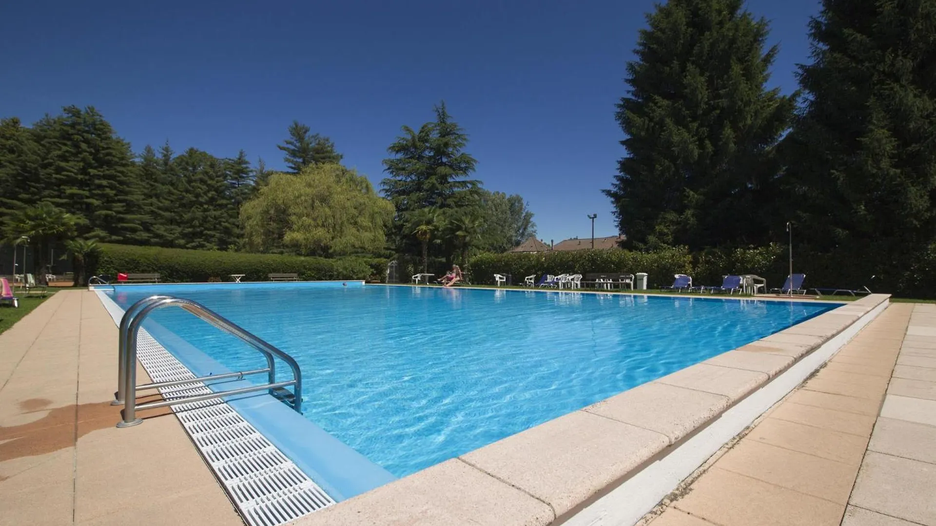 Rododendro Rosso - Happy Rentals Ispra Italy